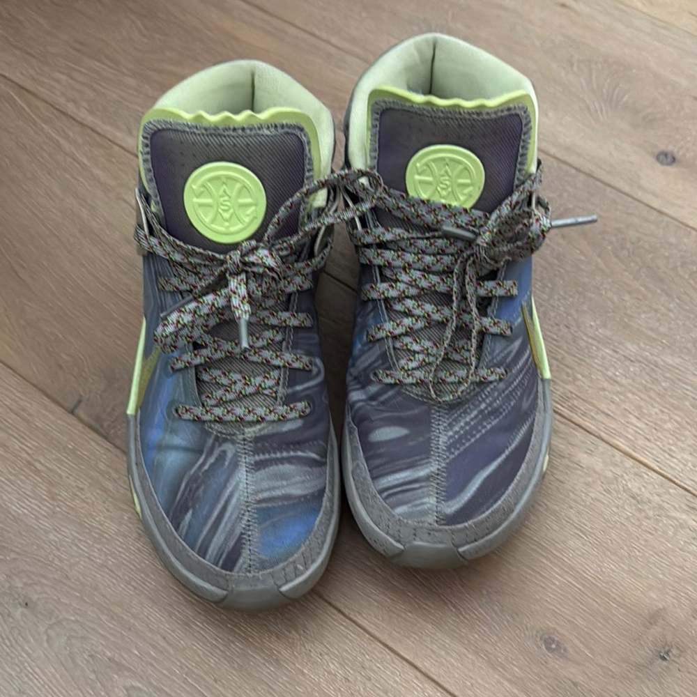 Boys High Nike KD No.7
Gray, purple, yellow/green detail